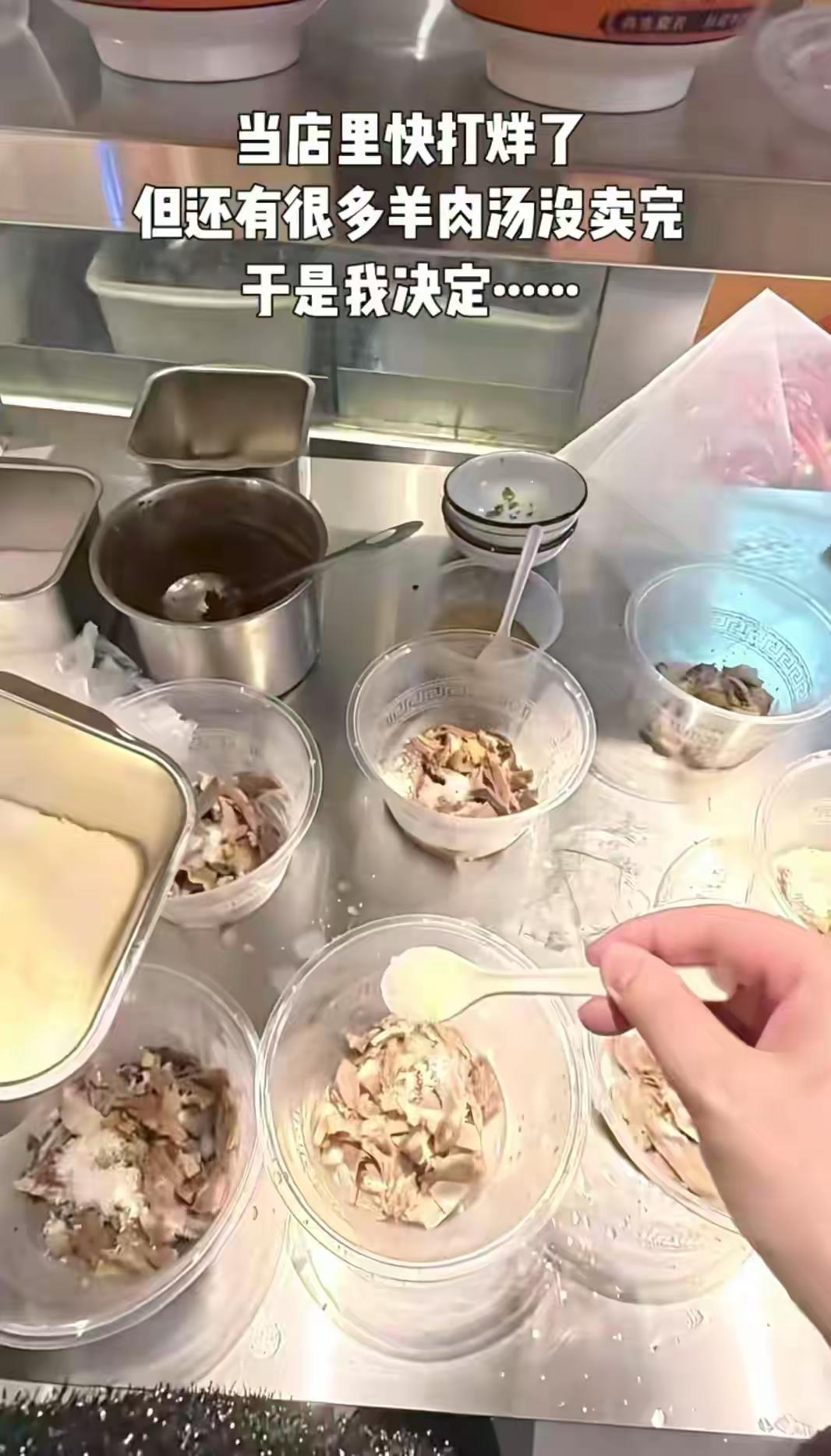 夜幕降临，晚上八九点，南京这家小店即将打烊。老板娘薛女士带着员工，把当天剩余的饭