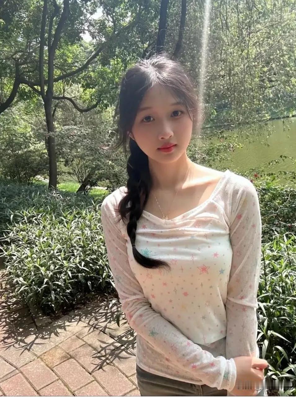 小杨通过网络结识了小丽。两人虽相隔千里，却情投意合。有一天，小杨工作失意，心情低