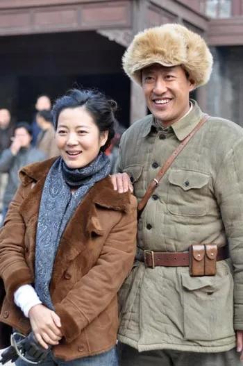 一张有趣的剧照，两个人笑的挺开心，挺像一对夫妻的，女的饰演过王小麦一角，就是不知