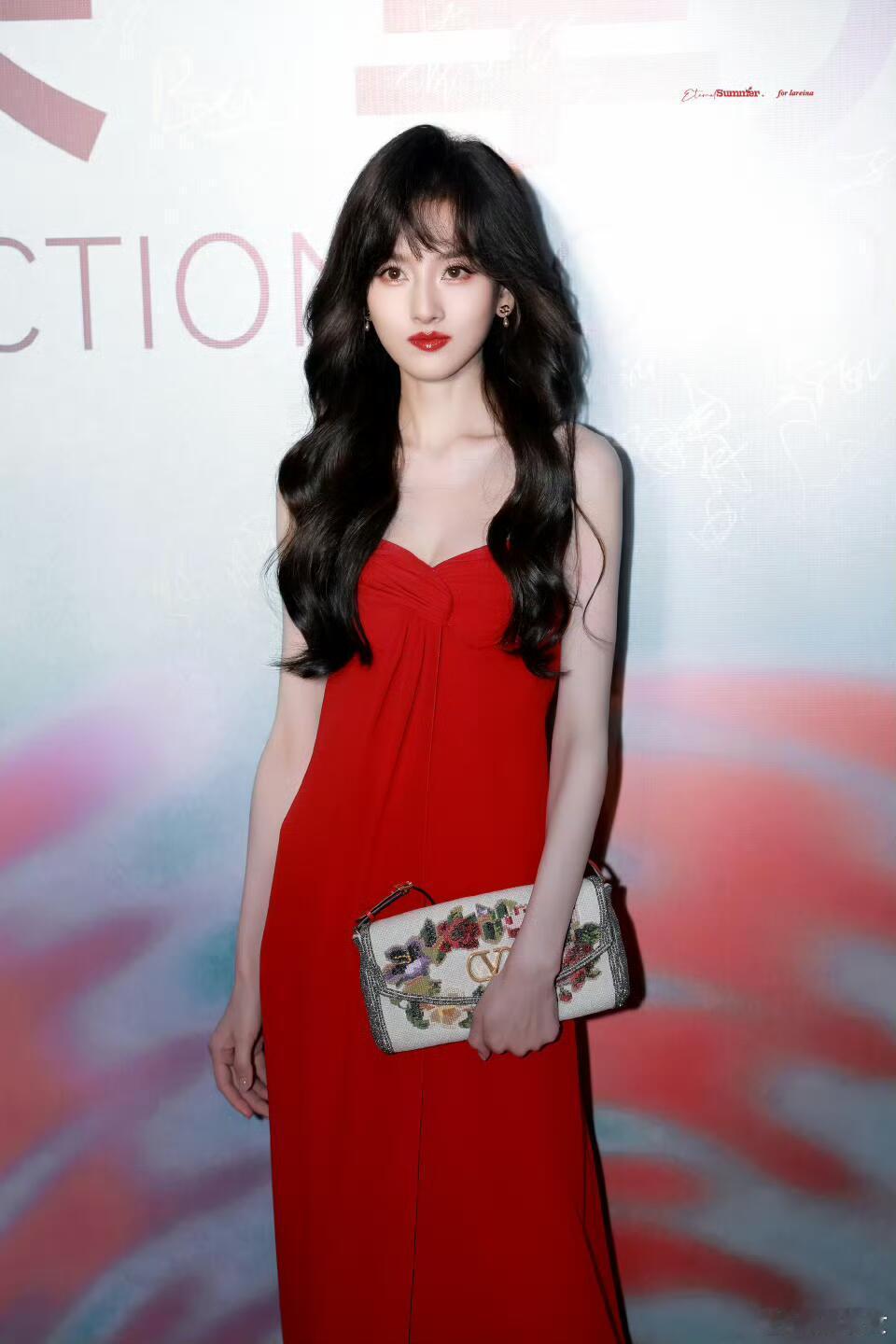 宋祖儿这套红裙有种贝微微既视感，太对味了。 