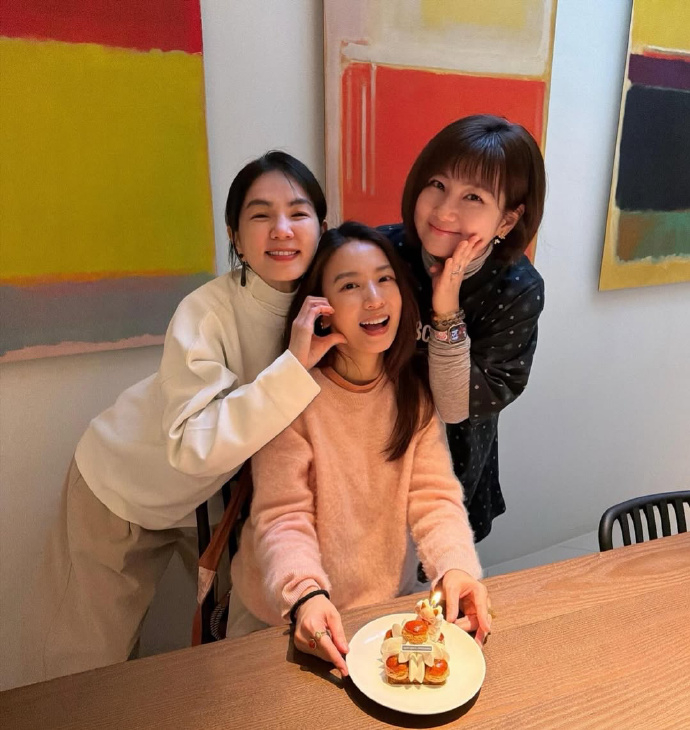 Hebe生日SHE合体 wowSelina Ella给Hebe庆生，SHE三人合