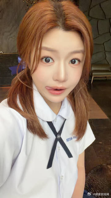 陈妍希今天是不二家希陈妍希泰式校服双马尾陈妍希解锁泰式校服新造型，搭配灵动双马尾