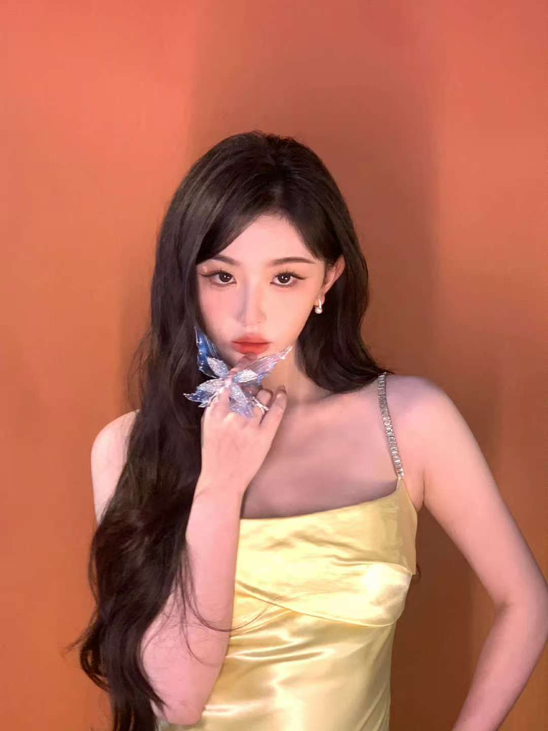 周洁琼孔雪儿终于想起自己是爱豆了 秀粉 DNA 直接炸了！周洁琼《满月》白衣 C