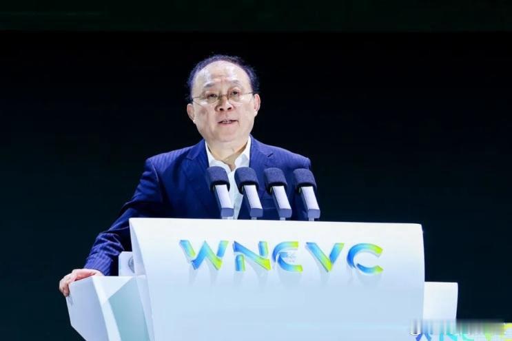 比亚迪廉玉波表示，固态电池应用还需3-5年，磷酸铁锂电池不会被淘汰说的没错，在固