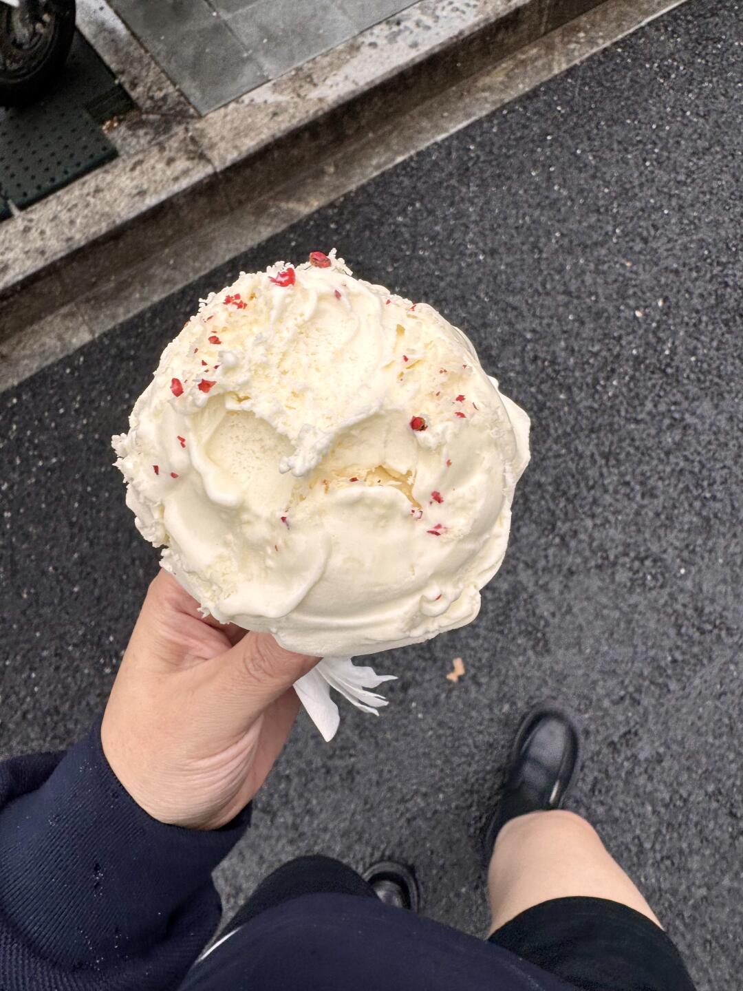 红楼冰淇淋吃到的第一口好像喝了2L的汽油