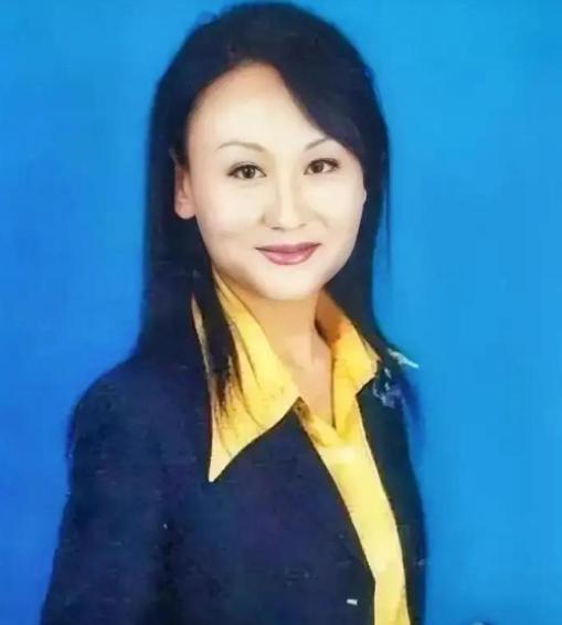 2015年，央视主持人曹晴，2辞掉铁饭碗远嫁美国富豪。婚后丈夫没收护照、锁冰箱、