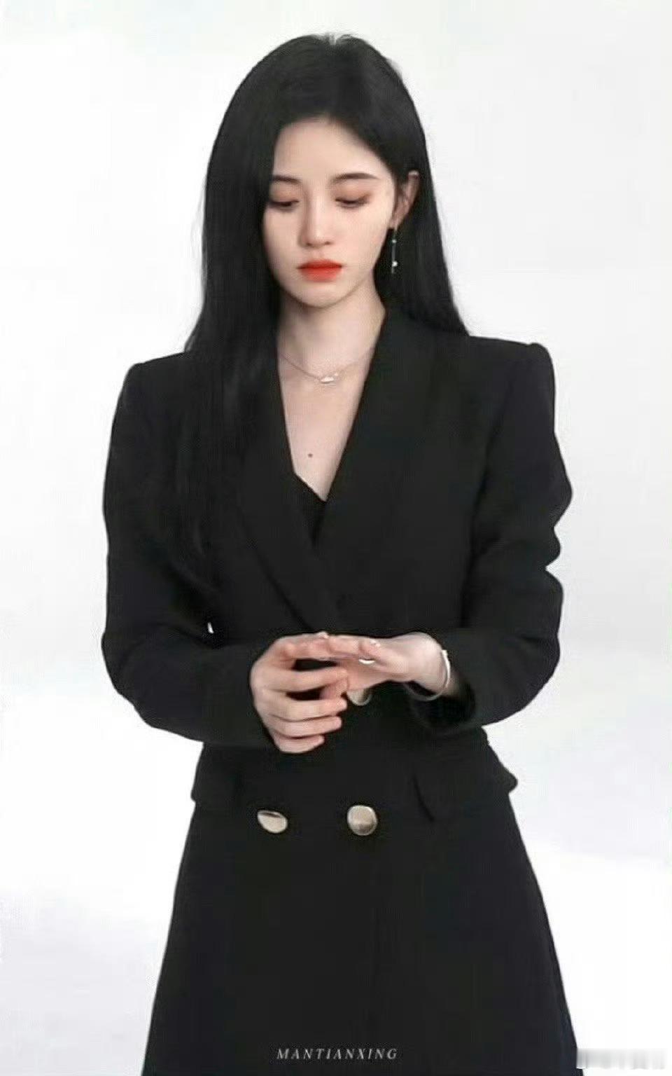 这个鞠婧祎好帅 ​​​
