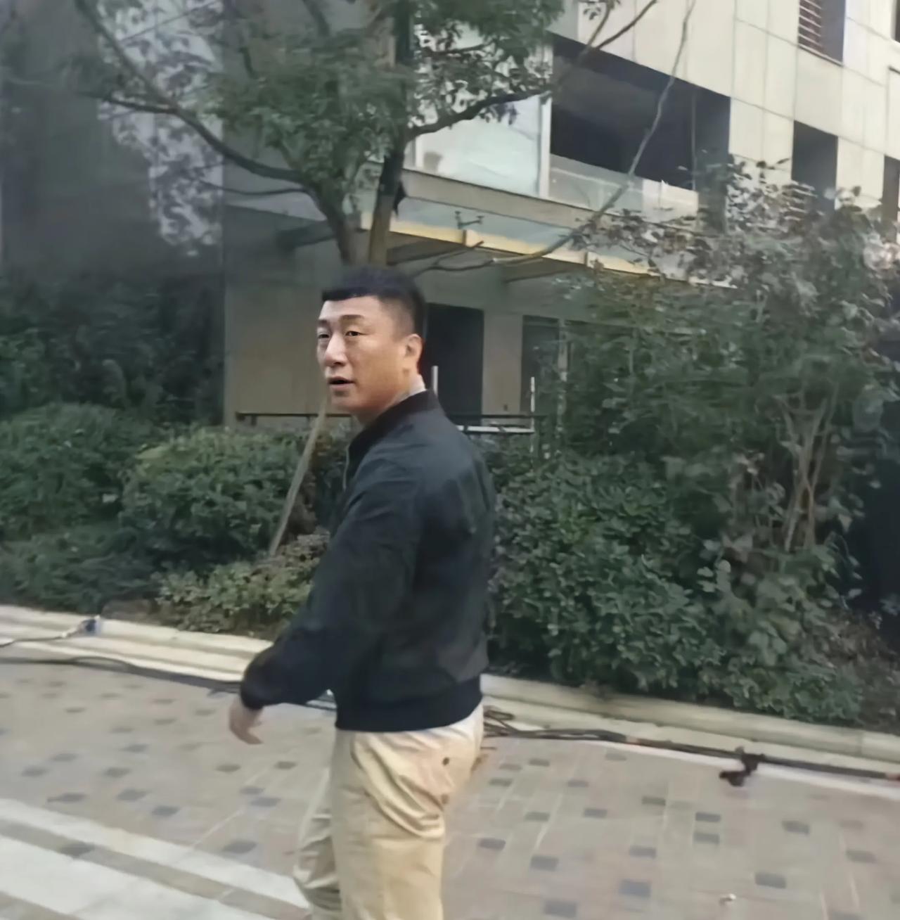 网友偶遇孙红雷来看房，本人很接地气，不像电视里那样，痞味十足，眼睛不大倒是真的。