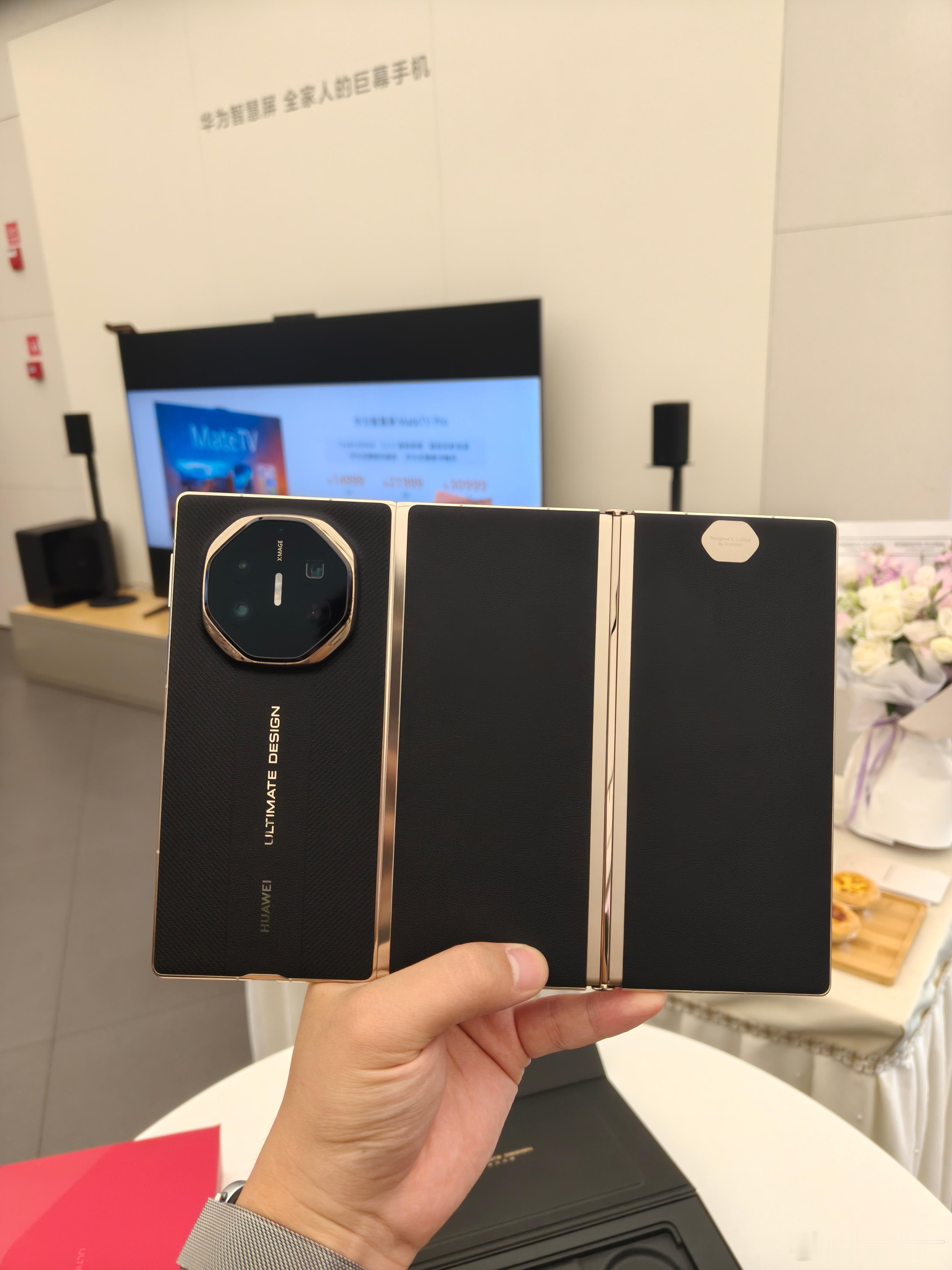 华为Mate XTs非凡大师真机实拍，后盖纹理重新设计了下，黑色看起来的质感非常