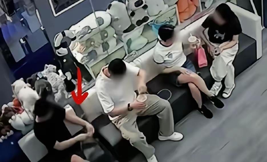 “哈尔滨媒体这次干得漂亮！直接把在烟台扯坏充电线、还让同行人当“帮凶”的肖姓男子