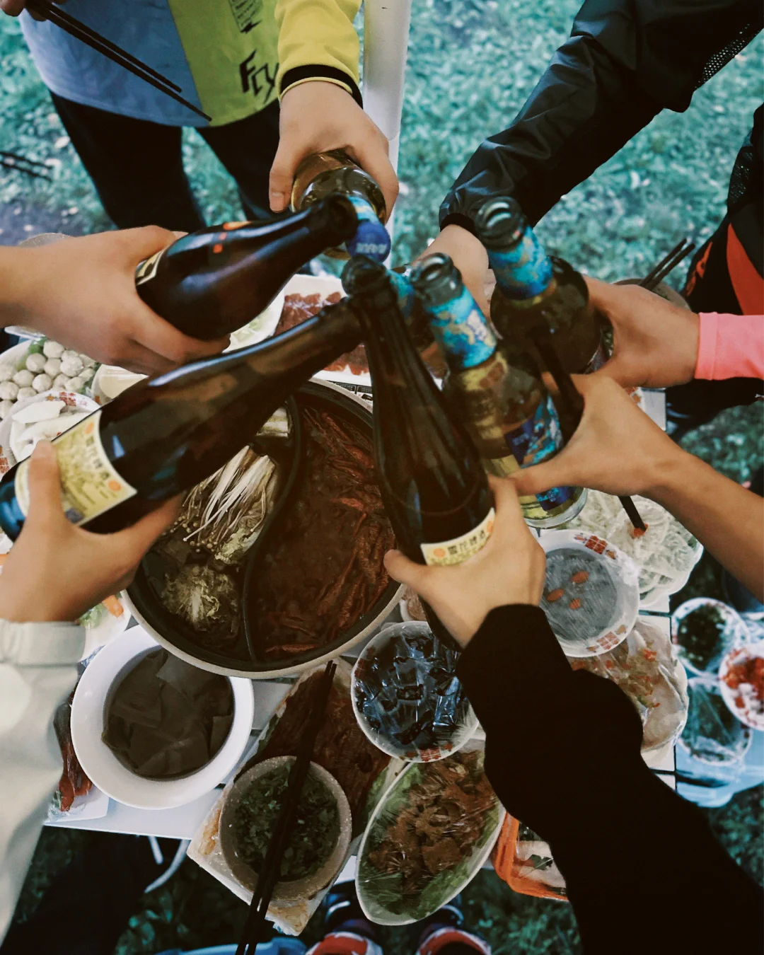 骑着越野摩托车..上山顶吃火锅