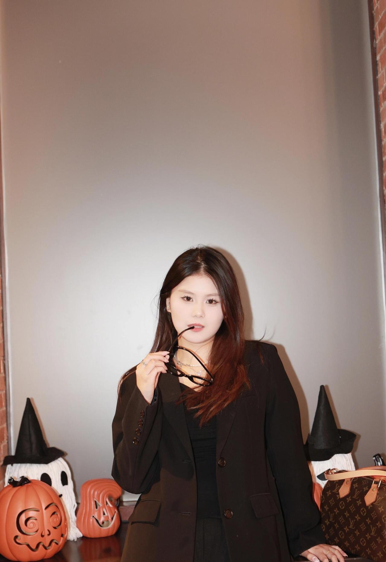 这套是酷飒轻熟全黑风，核心是黑西装+短款内搭套装：宽松西装自带酷飒气场，全黑搭配