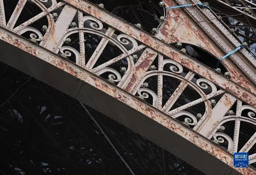 埃菲尔铁塔框架采用的是熟铁材质，按照常见方管的标准，图上这些方管的厚度不会超过5