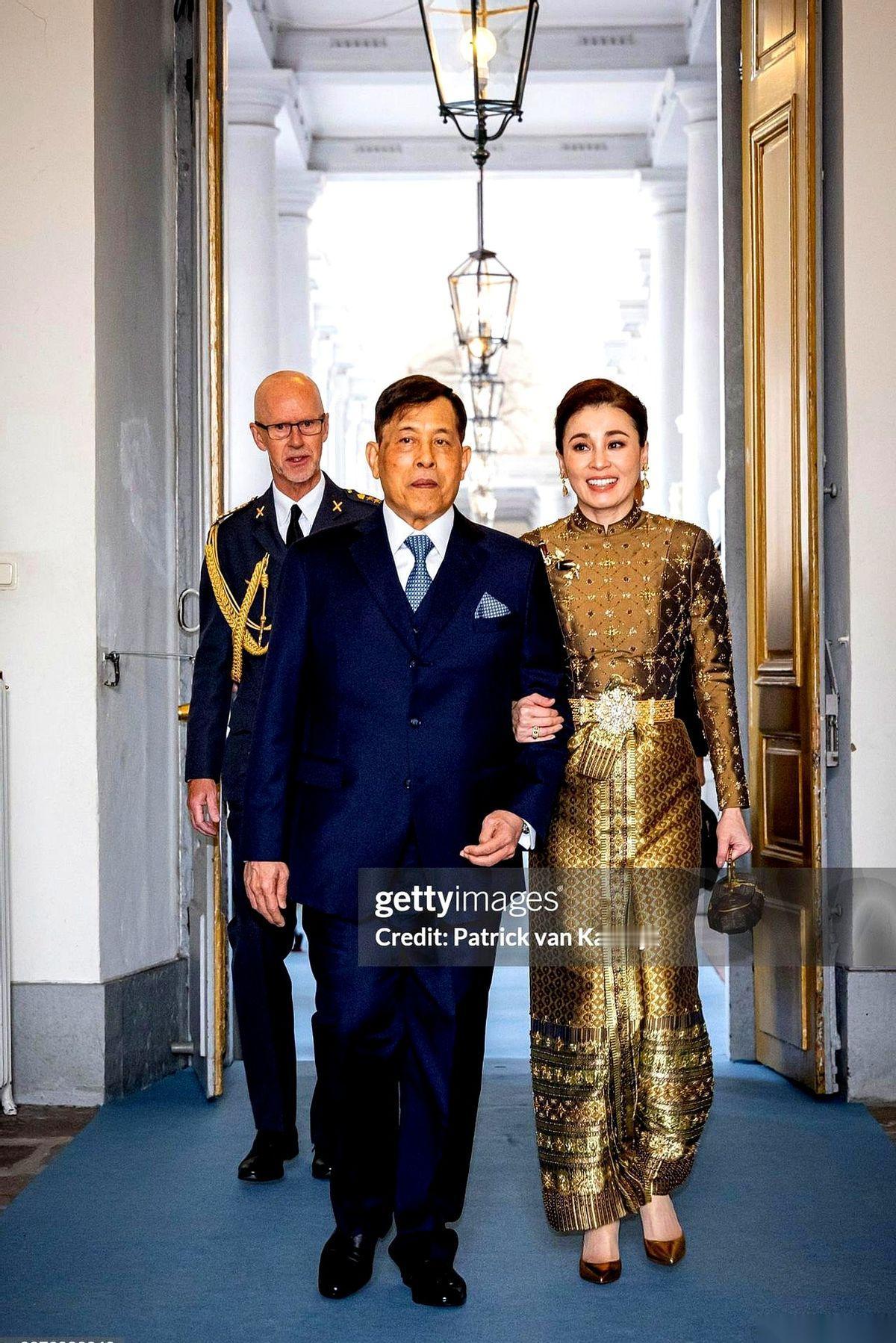 泰国王后苏提达，在瑞典宫廷晚宴的亮相，直接撞上了以“死亡镜头”出名的G社。
这家