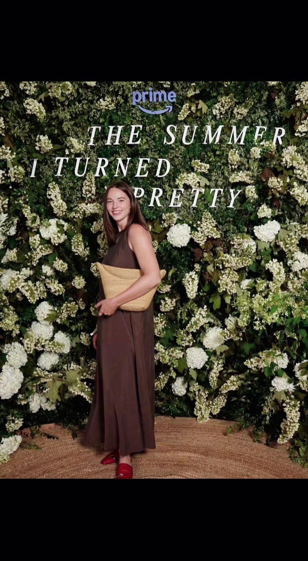 🌸花墙是夏天的诗行，裙摆扫过整个花期🌿。红鞋踩碎时光，编织成永不褪色的盛夏传