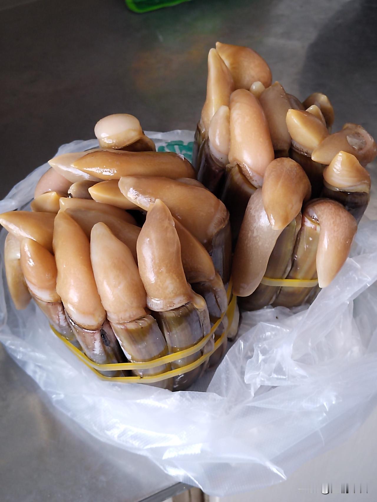 这肉嫩嫩的东西到底叫什么？
逛海鲜市场，看到摊贩卖这种绑成一捆一捆的东西，顿觉馋