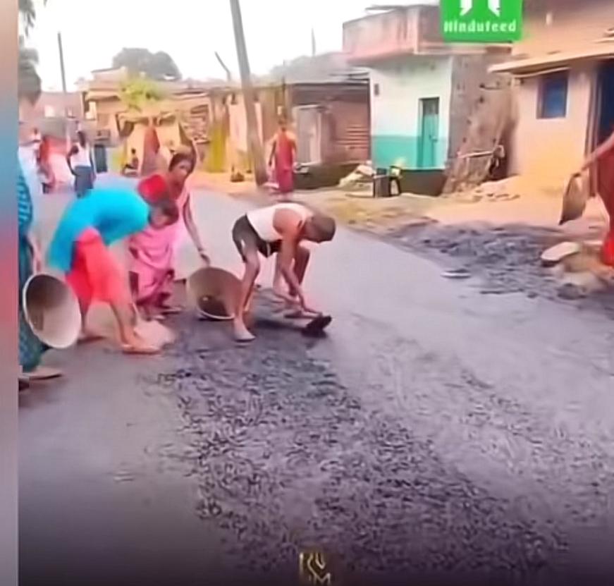 印度网友发的视频，上午刚铺好的沥青路，下午就被村民挖完了，大人小孩拿着各种工具，
