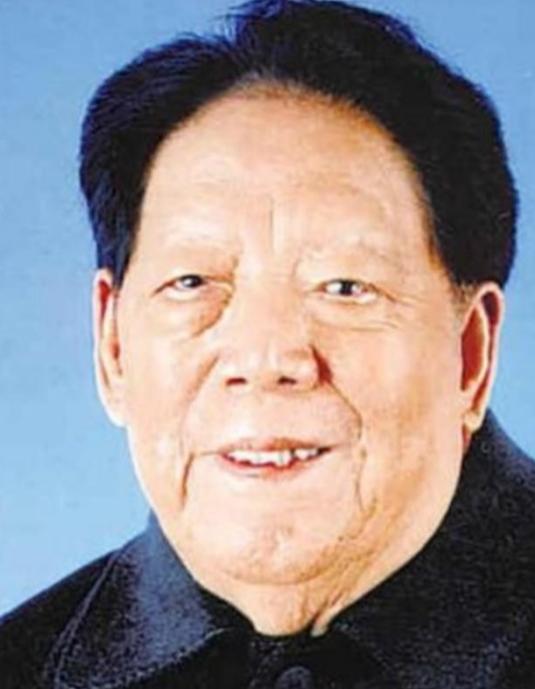 1996年。离休的铁瑛将军正在家里看报纸。就在这时，女婿走了进来。女婿说：爸！你