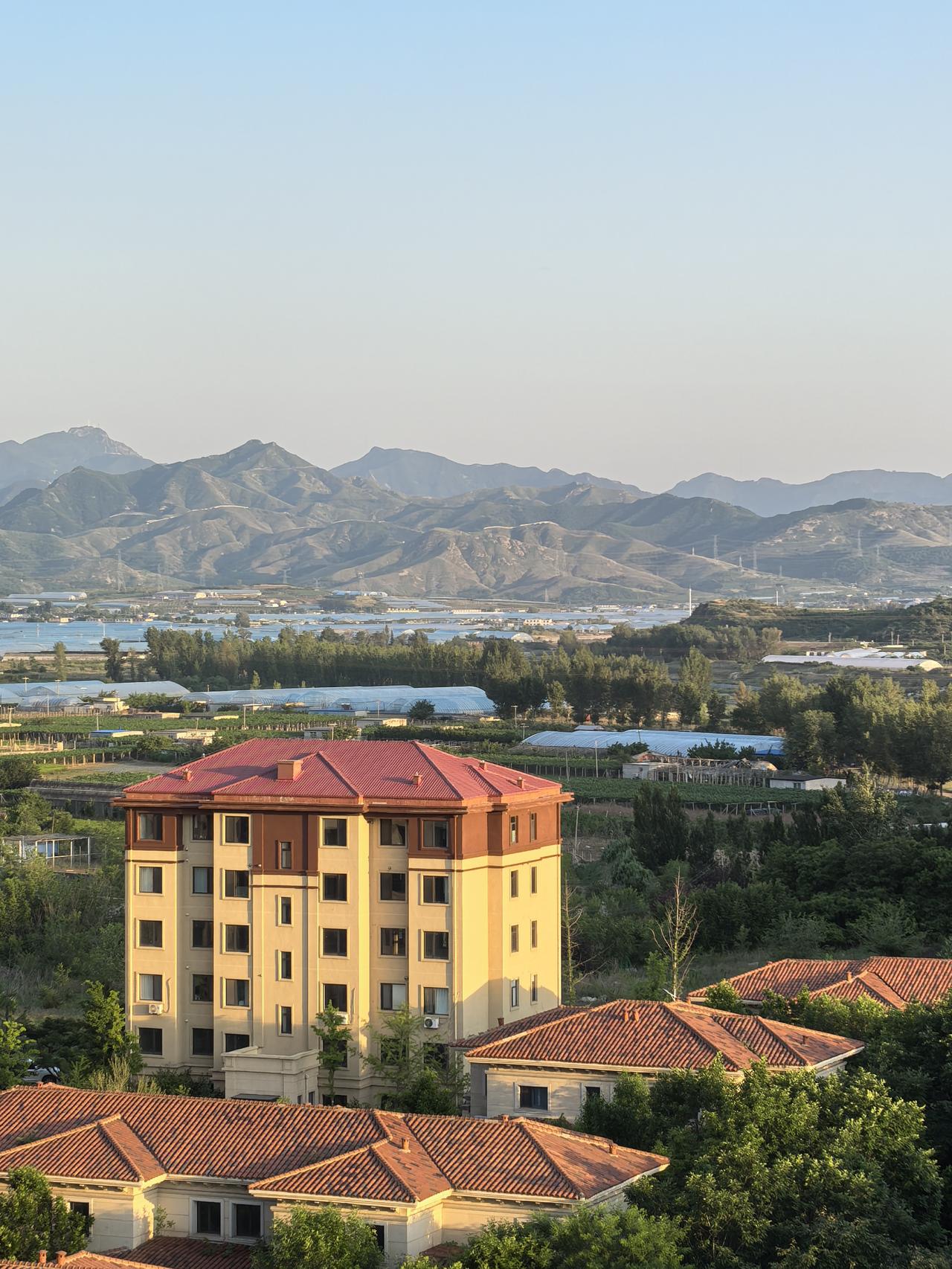 傍晚6:20分的山水田野和楼群，这就是夏日时光