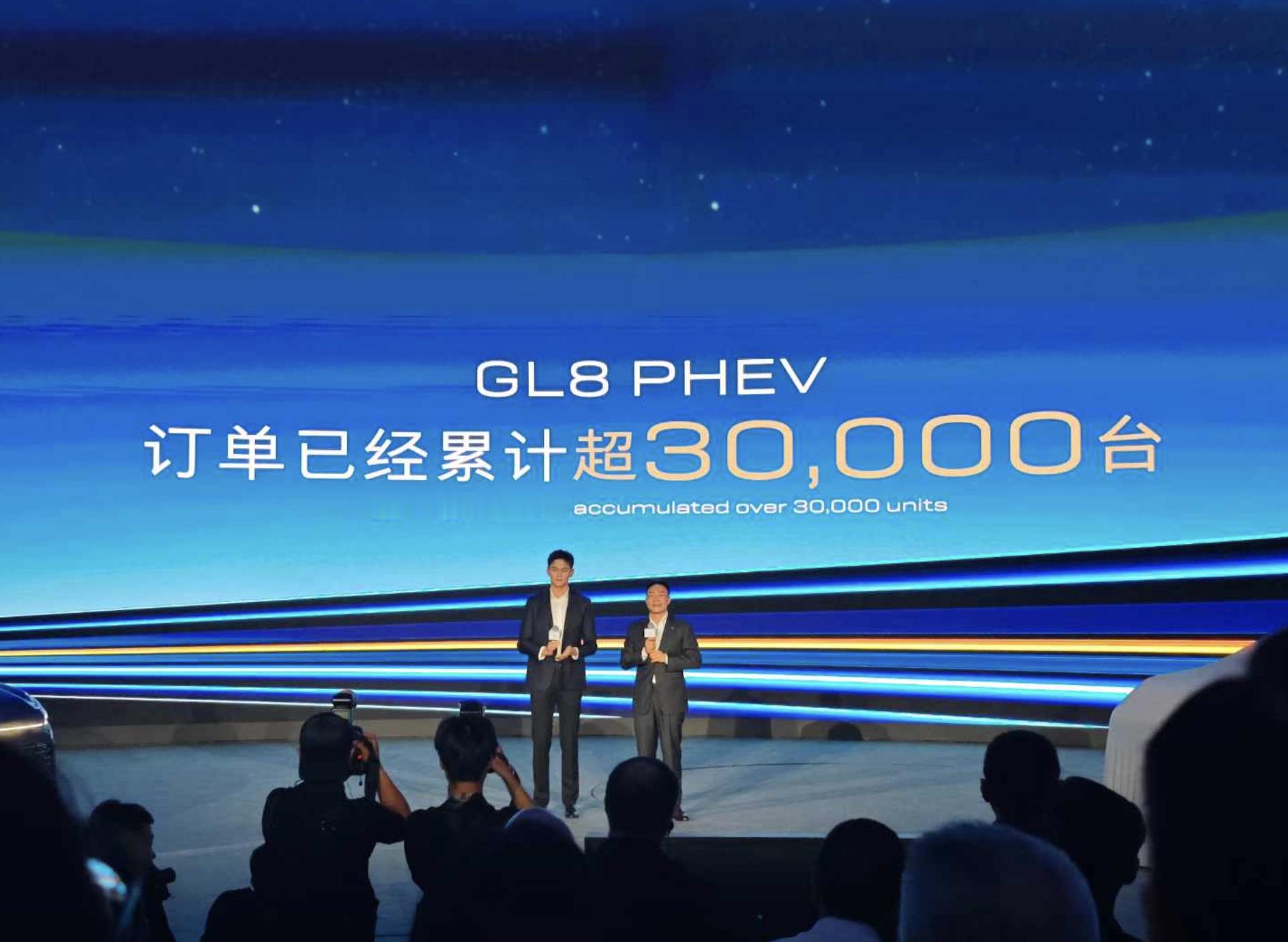 #选MPV金标准就是GL8# 别克GL8在MPV圈子里真是个大热门。它同时推出燃