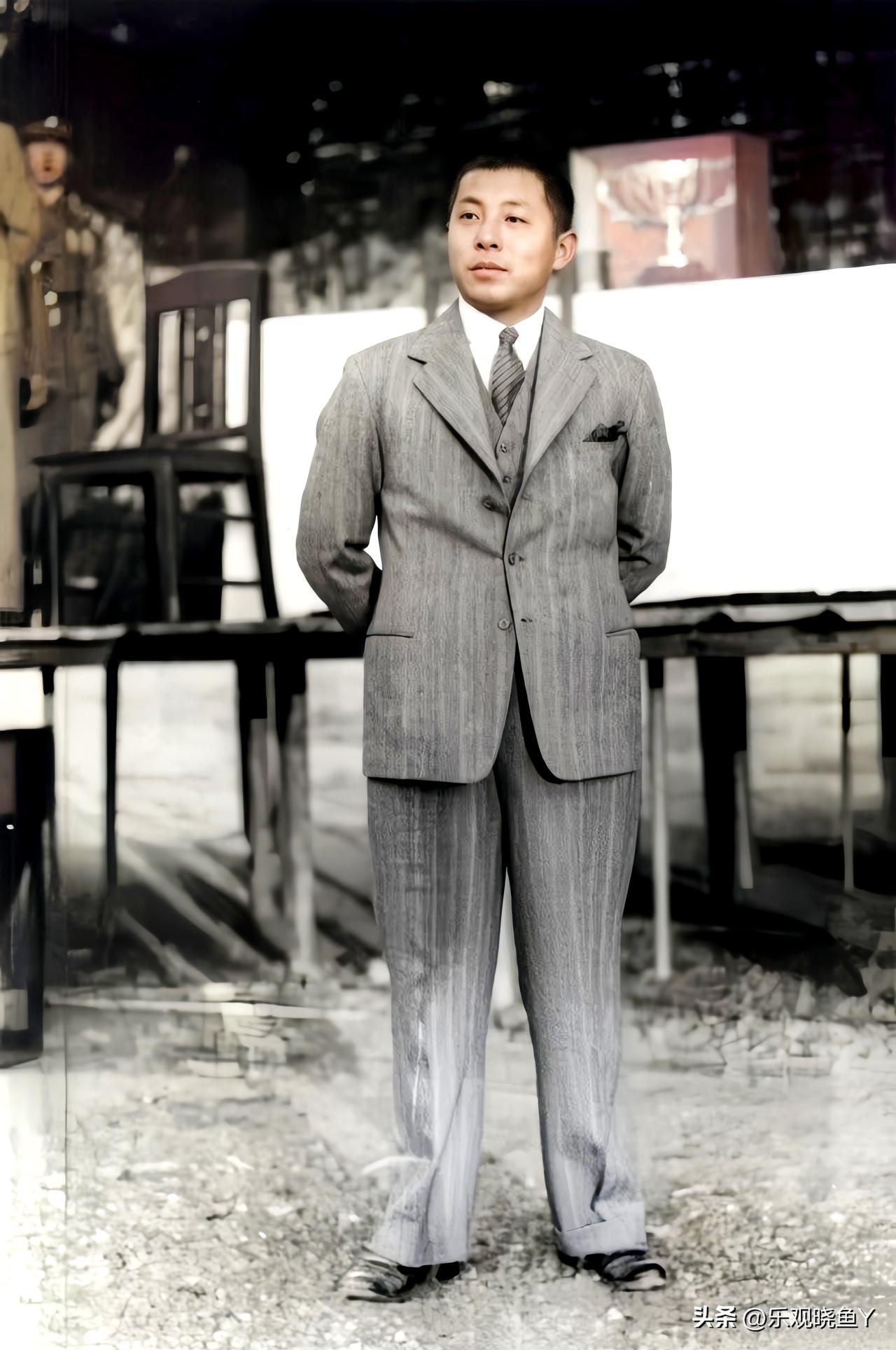 一九三零年，南京，身穿新式西装的张学良。这可不是演员所饰演的，确是货真价实的本人