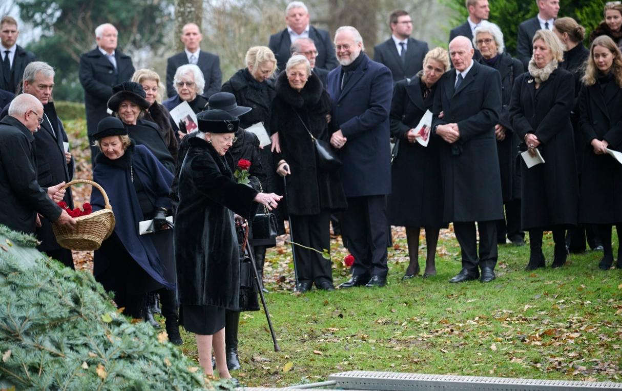 丹麦玛格丽特二世女王因为健康问题退位，如今看起来她的身体情况的确大不如从前了，走