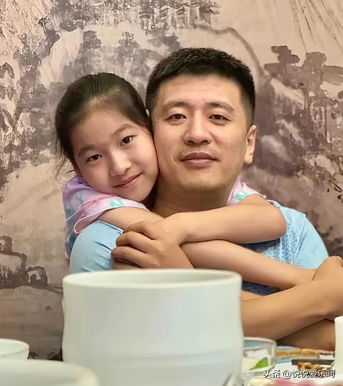 心疼这个小姑娘，爸爸再也不能去学校接她回家了。

张雪峰唯一的孩子，今年才11岁