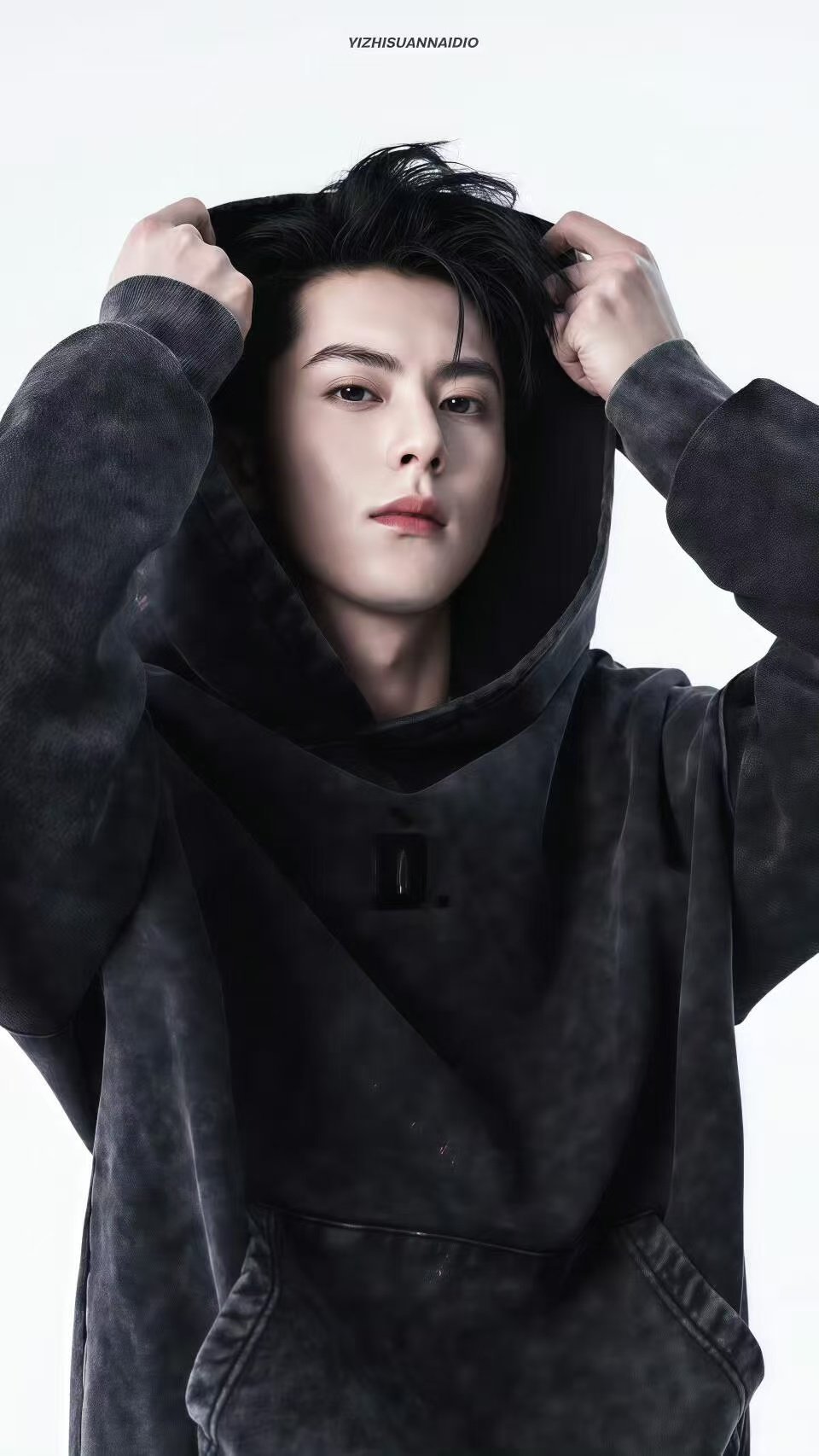 王鹤棣让你击中粉丝没让你击毙 王鹤棣的饭撒方式永远出人意料，上次唱歌这次开枪。左