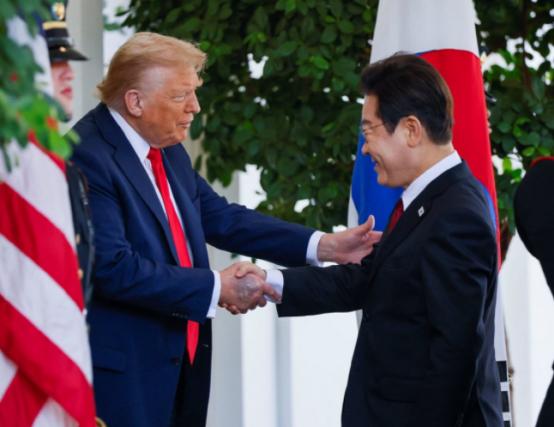 一片哗然！特朗普不仅要求韩国、日本等多国在美加大投资，而且还要求外企要大量雇佣美