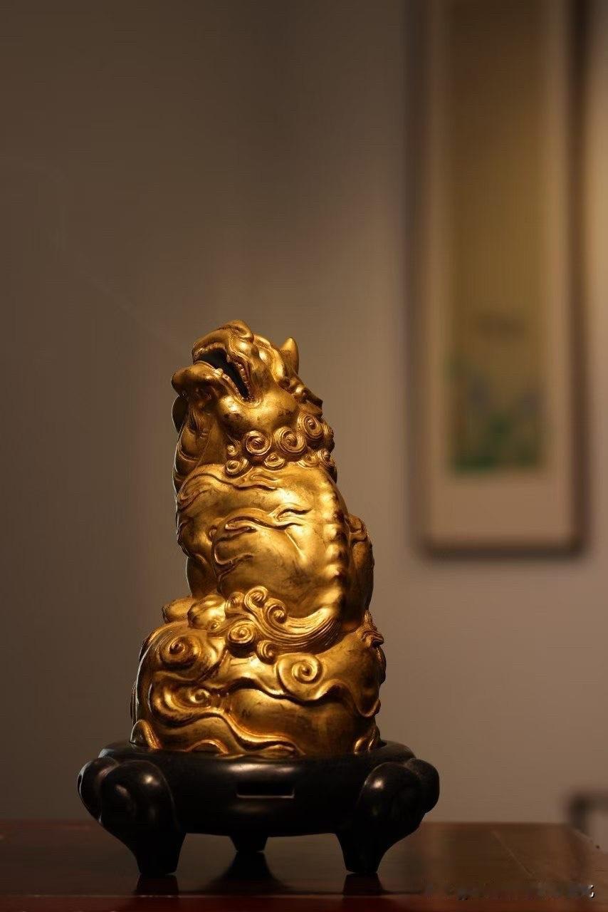 髹金瑞兽香炉✨
通体髹金，流光温润，瑞兽神态憨然灵动，气韵端庄祥和。
卷云纹路婉
