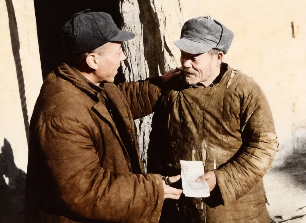 这是抗美援朝期间山东车夫李仲德为志愿军捐款。李仲德虽然作为车夫，本身生活拮据，但