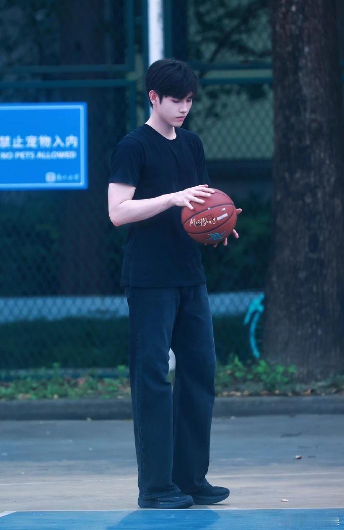 #终于又能吃到现偶的细糠了#陈飞宇无论颜值还是演技，都给人留下了非常深刻的印象，