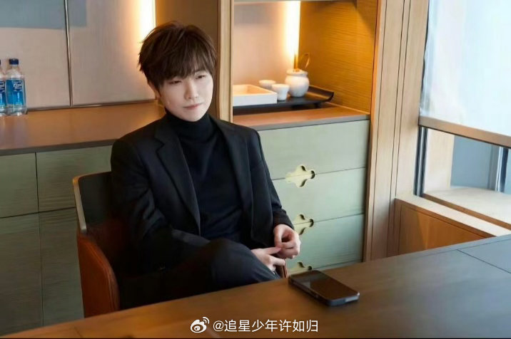 新华网对话徐良徐良说没想到这么多人来看我 全网刷屏的校服场面，不是偶然。是他设计