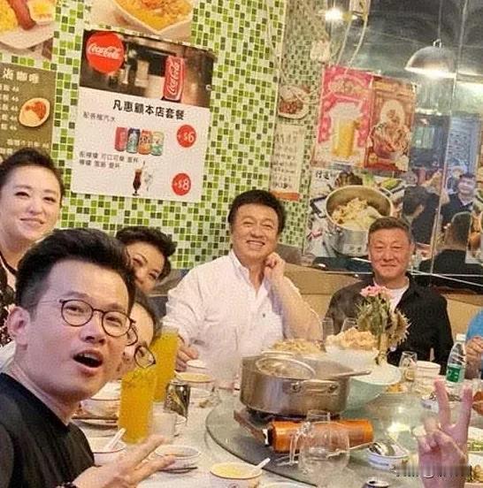 “歌唱家”张也、吕继宏、韩磊等人私聚会打火锅、喝酒、聊天、唠家常，真没想到明星们