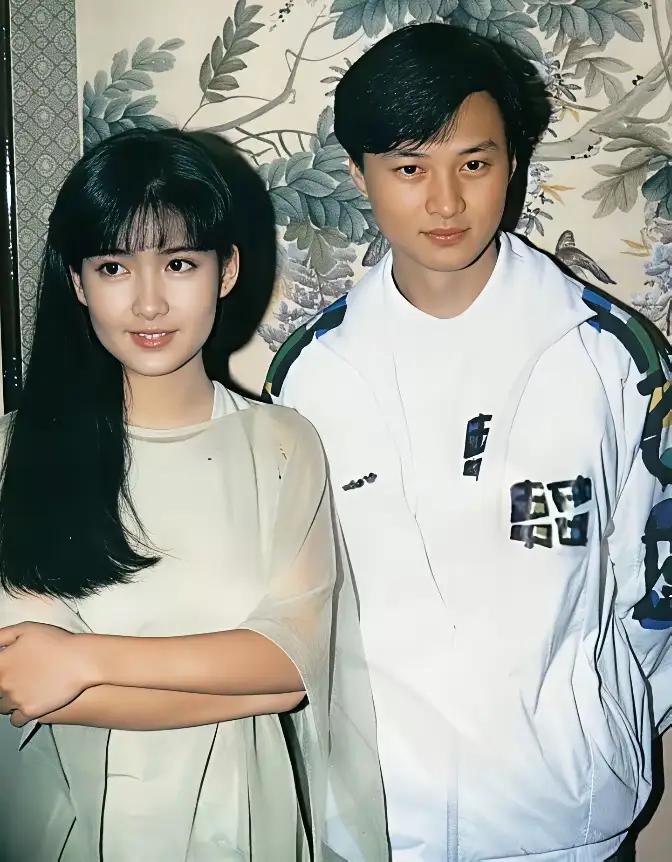 当年，倪震情史到底有多疯狂，跟陈法蓉暧昧不清，给姚乐碧写露骨情书，拉着女星陈颖妍