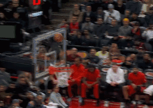 嘲讽拉满！巴恩斯扣篮前回头看拉拉维亚
北京时间12月5日，湖人与猛龙的比赛来到首