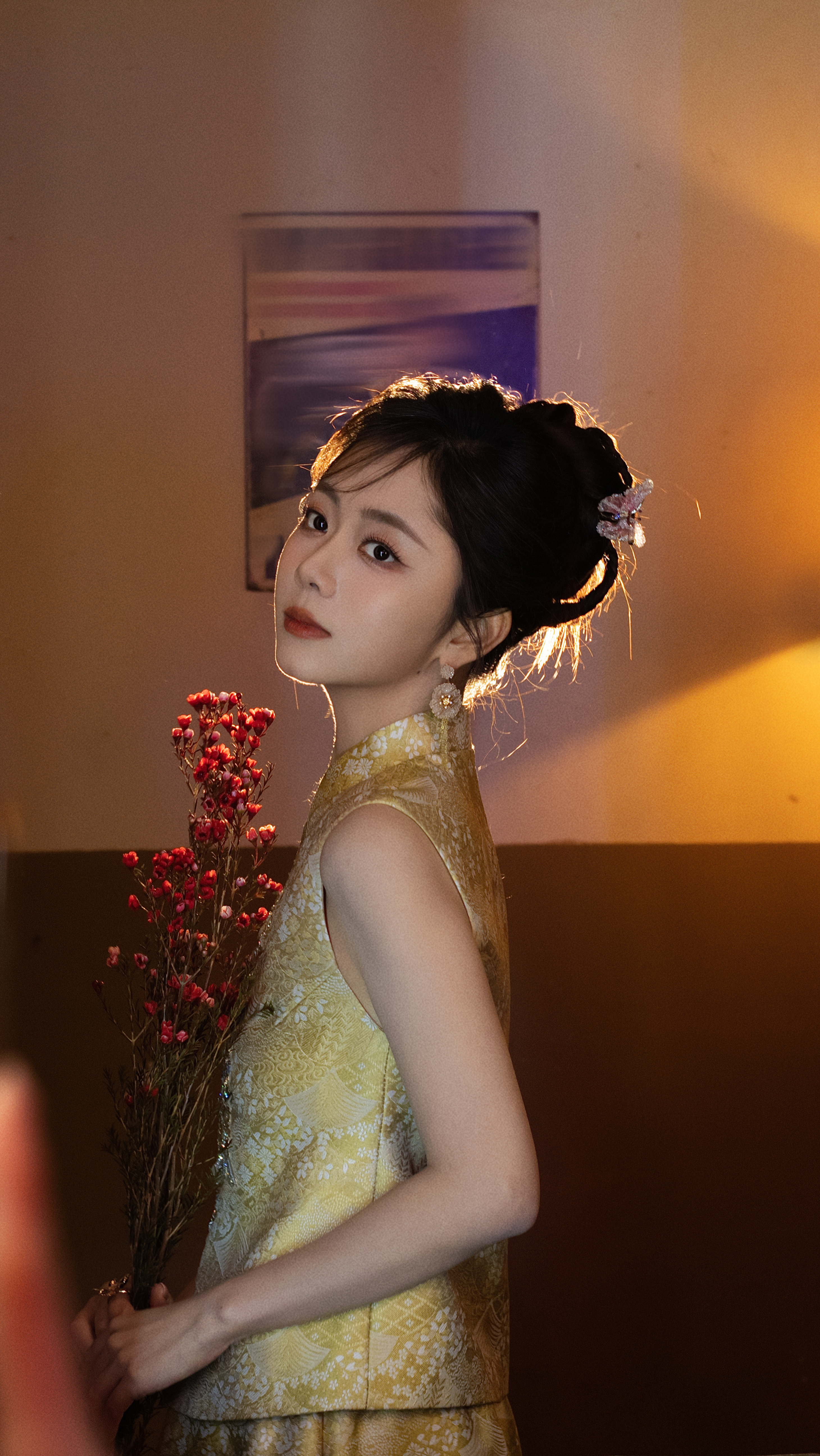 谭松韵 金珠纳福，绣线缠祥。两小姐披一袭锦绣，迎丙午新岁今晚19:30，锁定下一