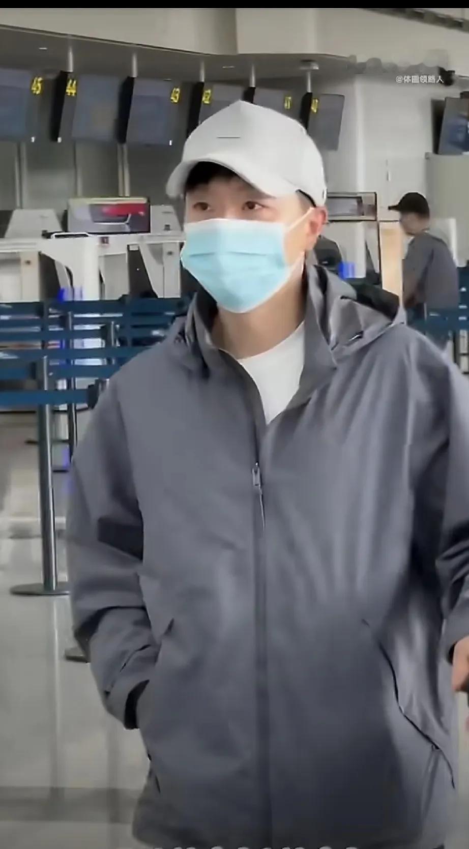 4月23日国乒团队结束在成都的封训回京，相比之下看得出女队，马琳指导和队员们的状