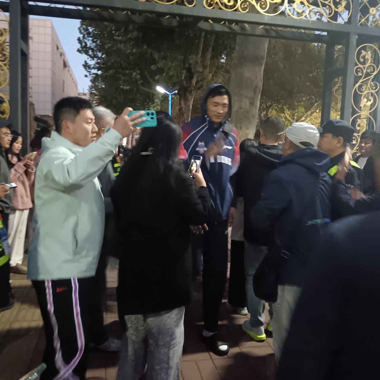 CBA京鲁大战在即，陈林坚等山东球员入场