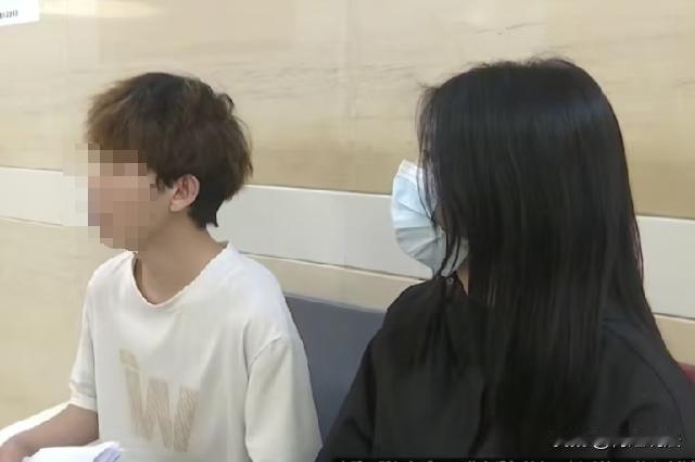浙江杭州，一年轻女生在KTV上班，因为长相很漂亮经常被调戏。这天凌晨，包厢里客人