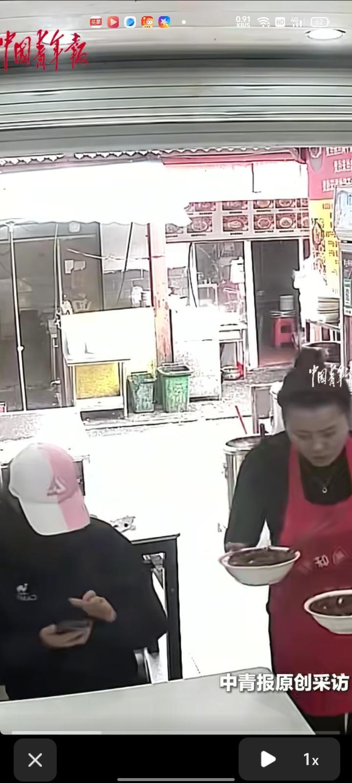 4月20日，安庆市岳西县。女子和亲友偷偷扮成顾客，来表妹的面馆里吃饭，想给十几年