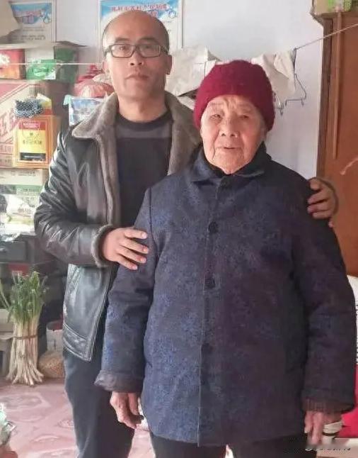 1995年，山东一男高中生交不起房租，不得不露宿街头，一陌生大妈看到后，主动上前