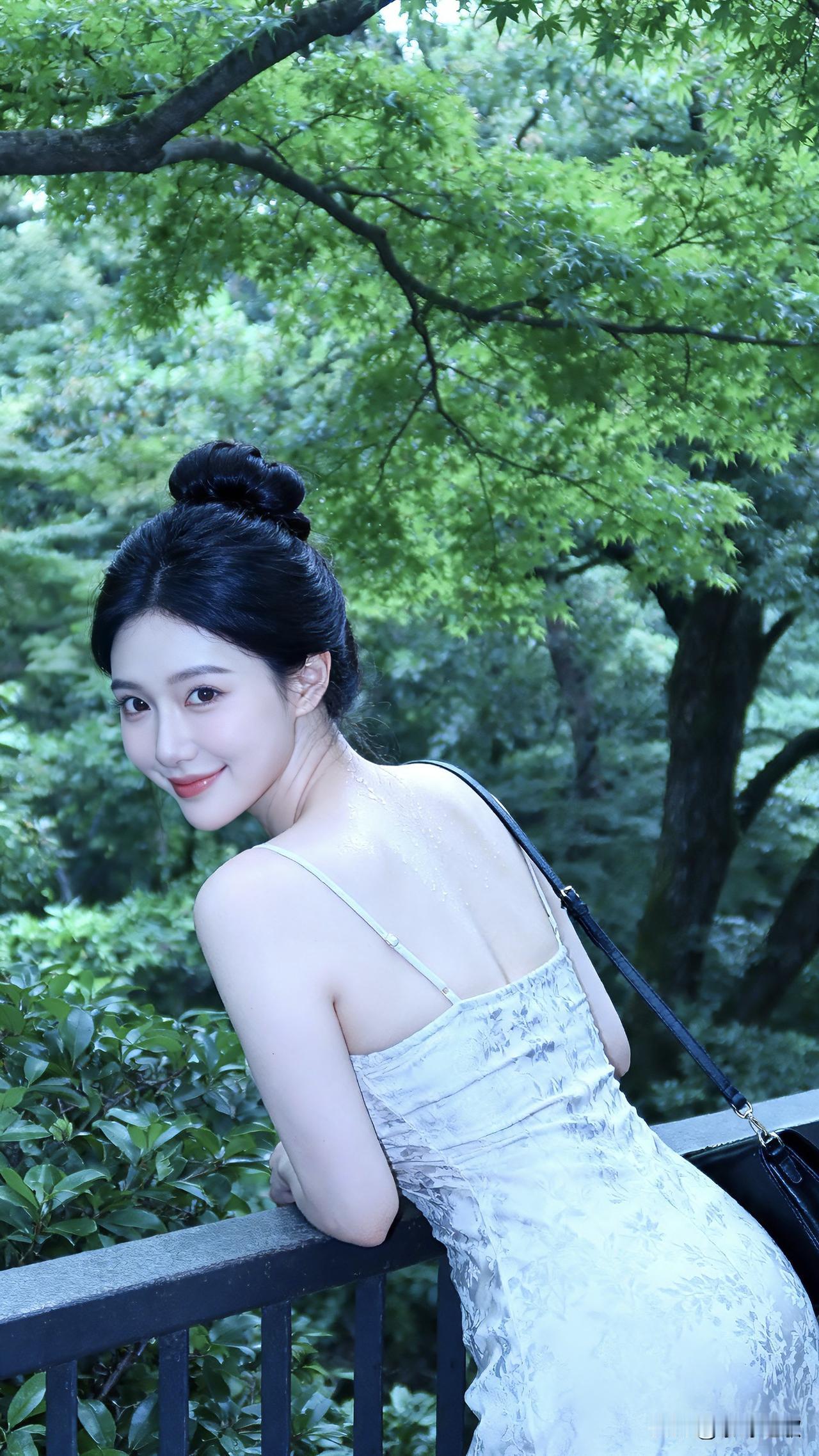 绝美背影！森系露背裙+清冷感，这样拍让你在朋友圈美成焦点
 
夏日想拍出“人在画
