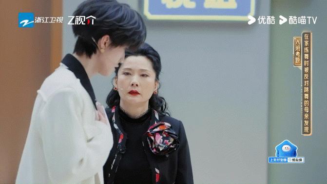 何赛飞这情绪切换绝了 何赛飞的情绪不是切换，是流动。你看不出她在“转”情绪，她是