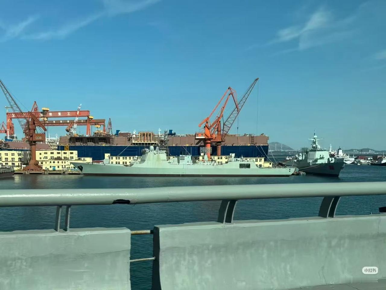 这是北方船厂内的新批次的两艘052D！

     最新一批次的052D型驱逐舰