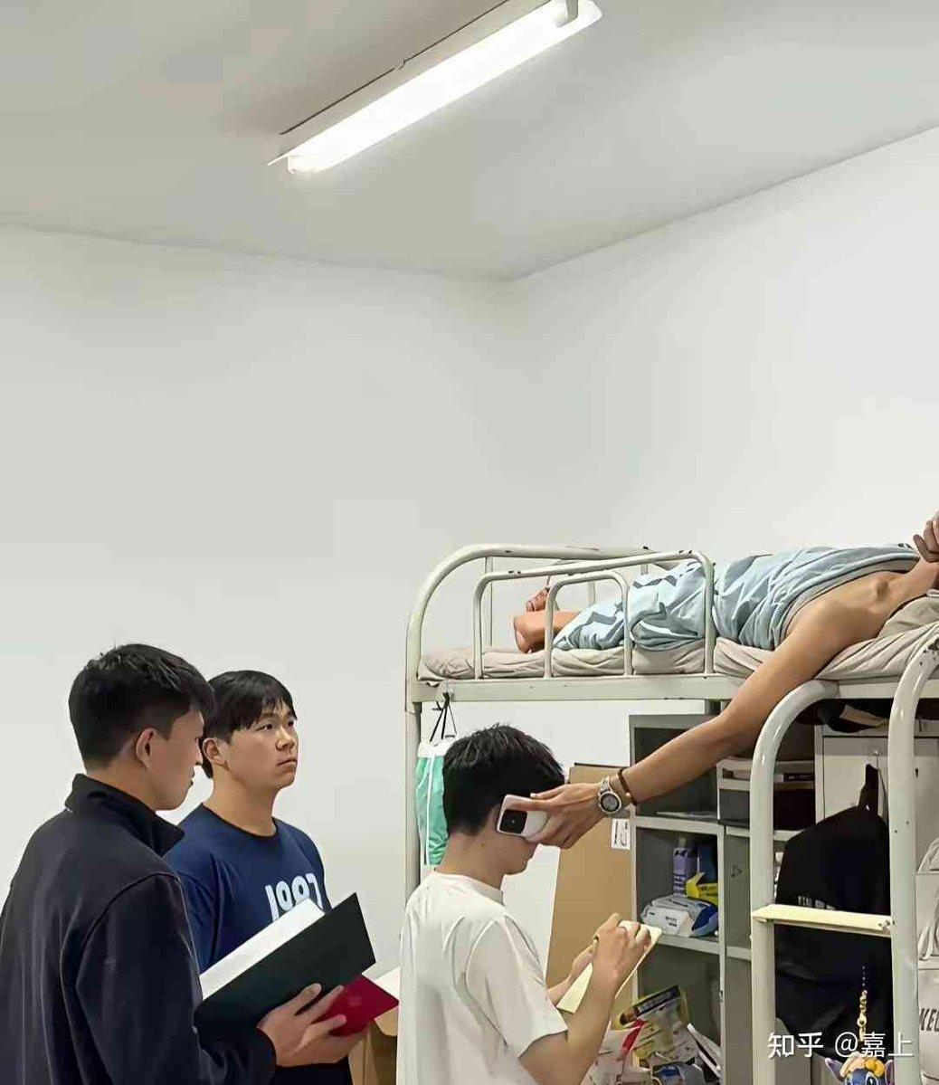 大型纪录片，寝室的名义。
地点：校学生会副主席宿舍。
事件：院学生会查寝。
人物