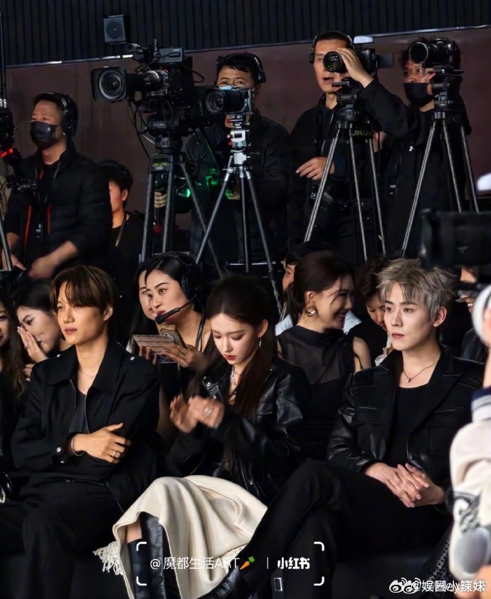 任豪今日金发造型 任豪今日金发造型一出场直接鲨疯全场，冷白皮肤搭配浅金发色，清冷