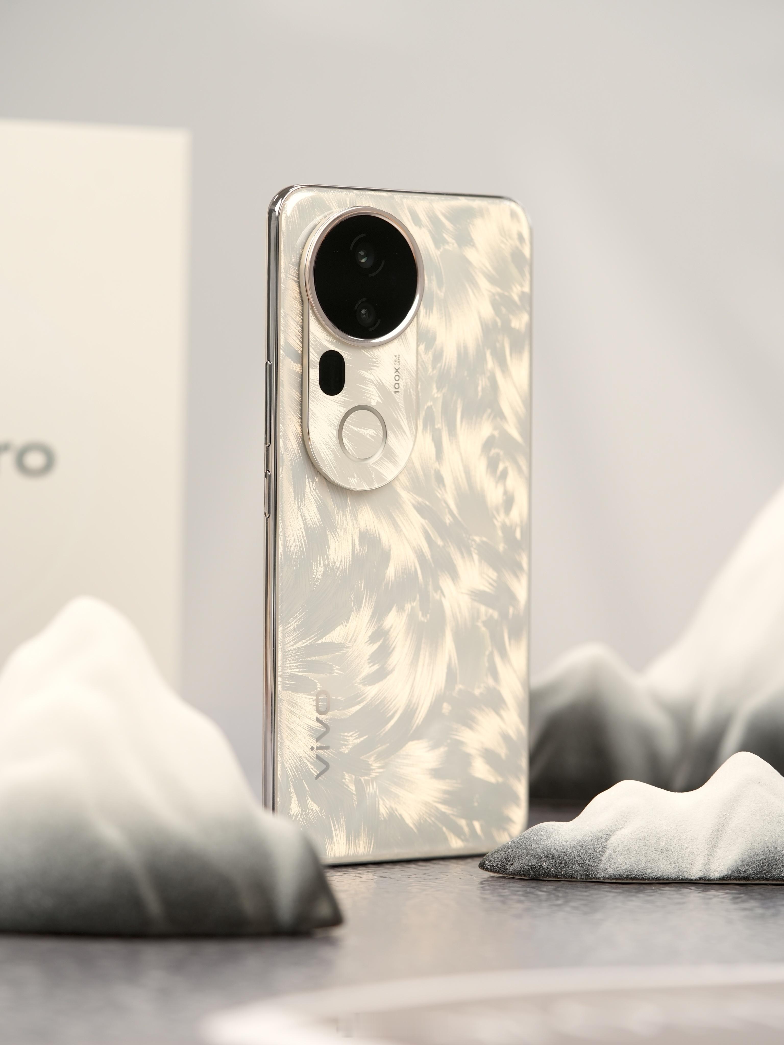 vivo S20 Pro「凤羽金」配色，在后盖上采用光刻织绣工艺做出金色的羽毛纹