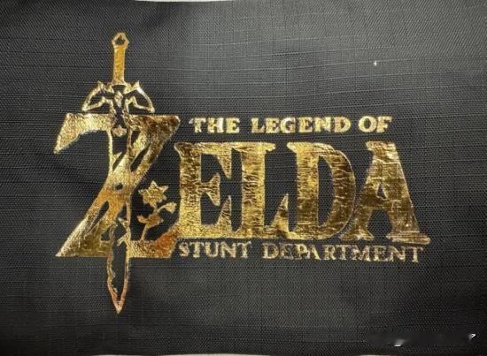 近日，一张疑似《塞尔达传说》真人电影新标志的图片在网络上流传。图片源自一位特技组