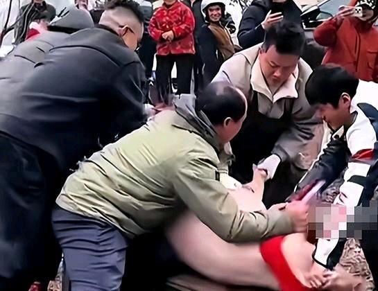 重庆的呆呆因为要杀猪火爆出圈，这真的是太神奇了啊，不远千里的网友纷纷奔赴合川去帮